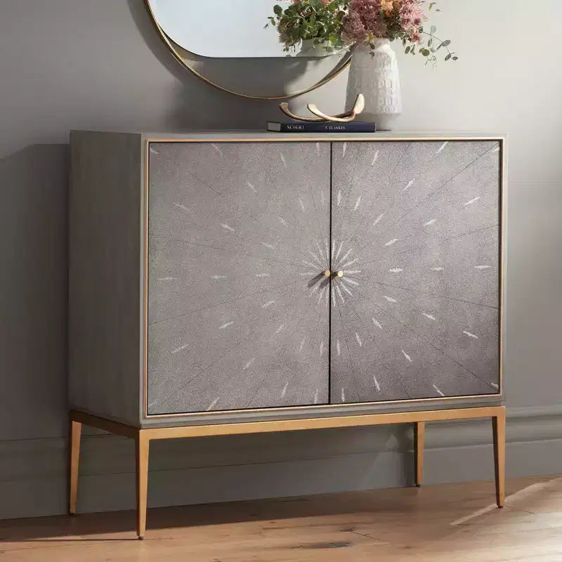 Table d'appoint moderne à double porte en bois gris, 39,5 pouces de large